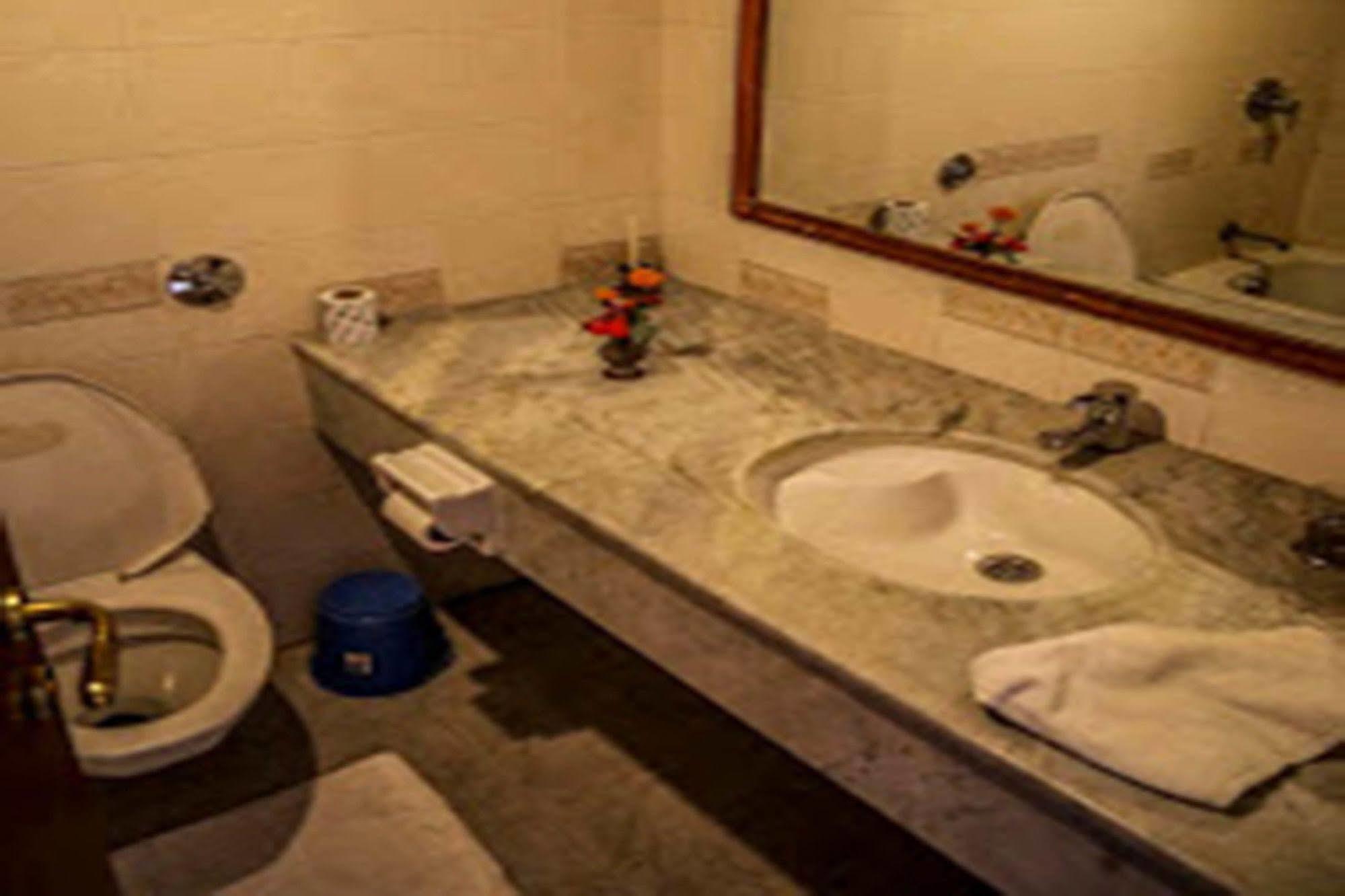 Hotel Lumbini Garden New Crystal Buitenkant foto
